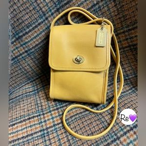 🦋 Coach Mustard Scooter Bag